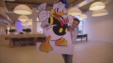 Nienke heeft Donald Duck in handen