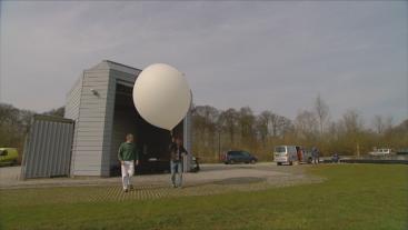 Bart laat een weerballon op